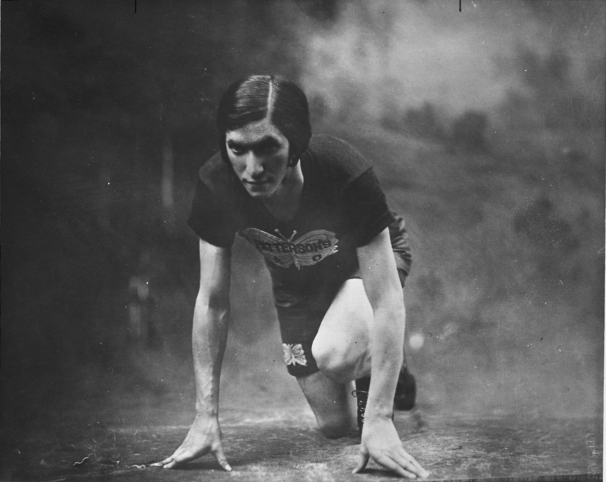 Black and white photo of Bobbie Rosenfeld crouched in starting line pose.